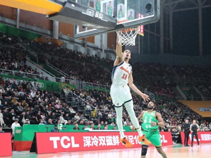 开云APP下载-酸死了，辽宁电台解说吐槽广东靠外援，官媒跟自媒体已经没区别了